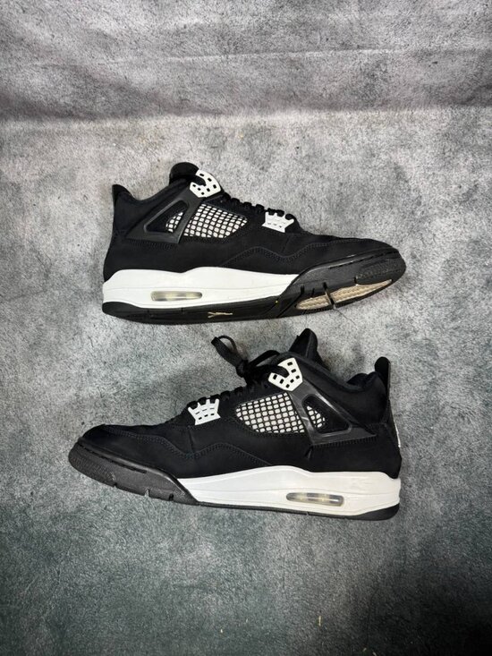 Size 11 | Jordan 4 White Thunder No Box | Pre-Owned main image 4
